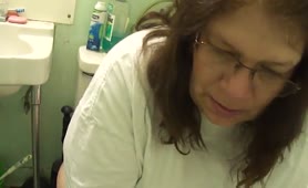 BBW babe shitting