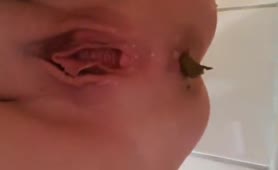 BBW babe shitting in close up