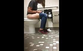 Spying on a hot college girl shitting
