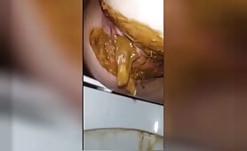 Messy poop from sexy booty 