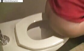 Amateur sexy babe pooping in the mall's toilet 