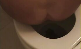 Tanned big booty lady poops 