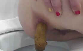 Sexy babe and sexy poop show 