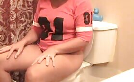 Amateur lady pooping heavily 