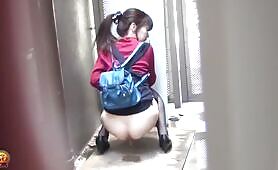 Japanese girl pooping in the alley 