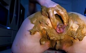 Girl shitting diarrea while fisting her asshole 