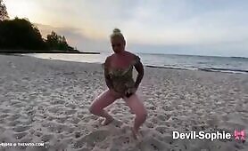 Curvy milf pooping at the beach 