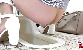 Juicy ass Japanese girl dropping shit 