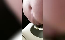 Juicy ass lady dropping nice load of shit 