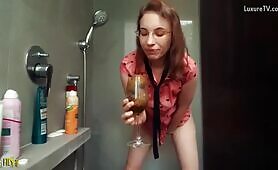 Blonde chick masturbates in the shower 