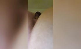 Juicy ass lady shitting 