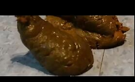 Black BBW peeing and dropping turd 