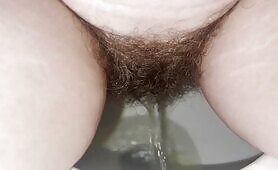 Hot hairy cunt peeing 