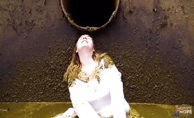 Lyndra Lynn shits in cowshit