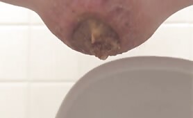 Curvy Babe Tries to Shit Out Plug