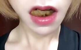 Blonde Girl Spreads Her Lips and Shits into Her Mouth